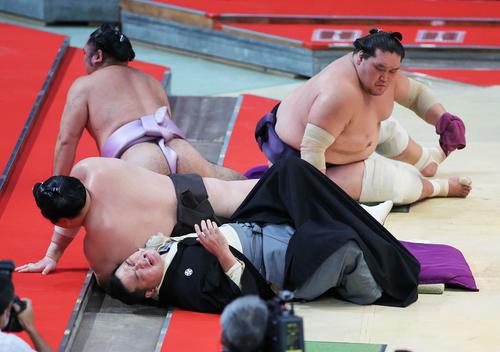白鵬（中央）とぶつかり険しい表情を浮かべる枝川親方（手前）。後方左は琴恵光、同右は照ノ富士（撮影・河田真司）