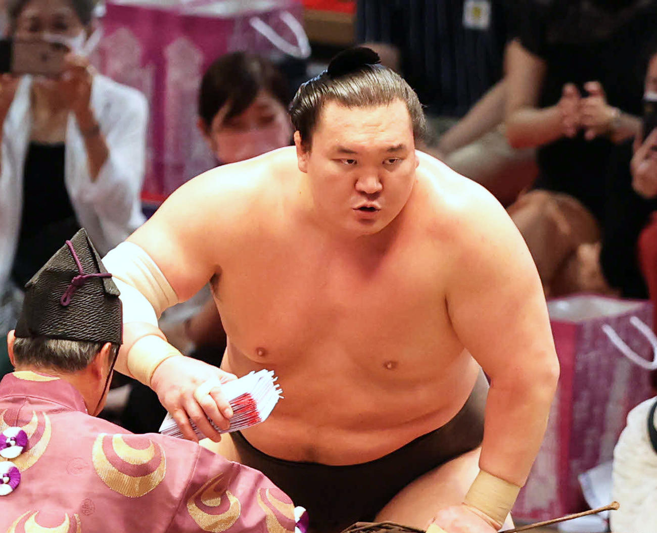 全勝を守り懸賞金を手にする白鵬（撮影・渦原淳）