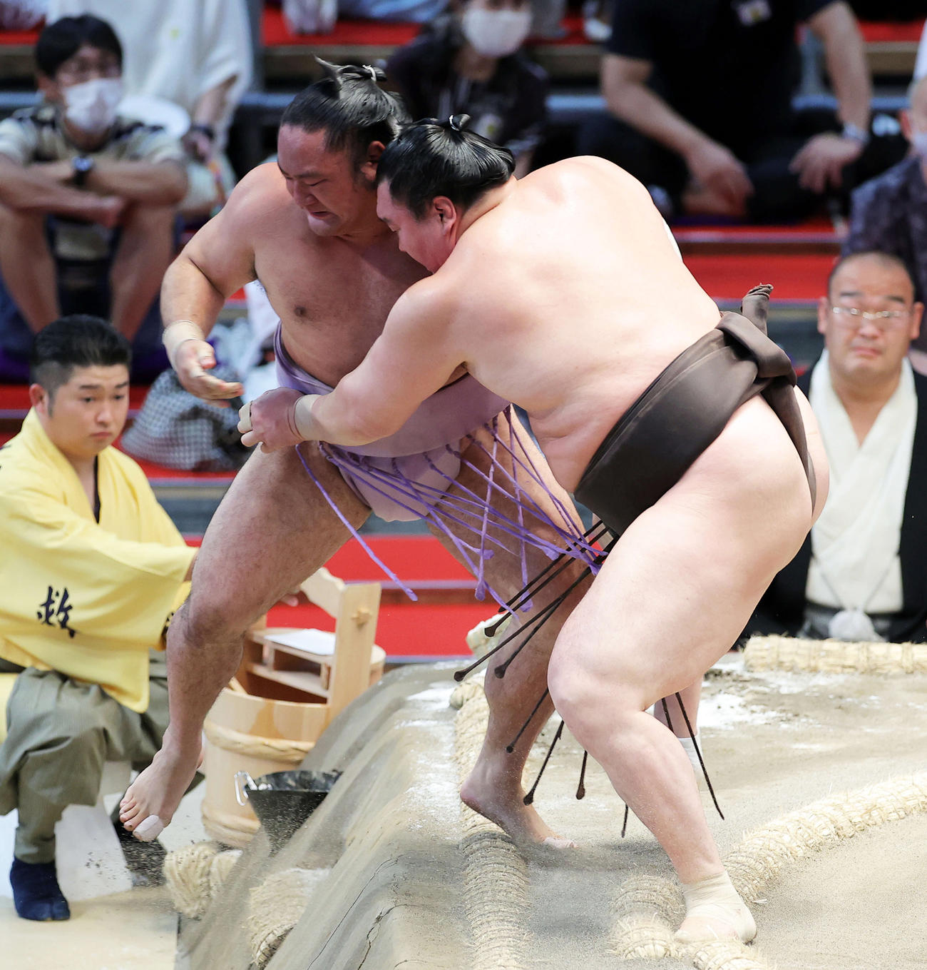 琴恵光（左）を寄り切りで下す白鵬（撮影・河田真司）