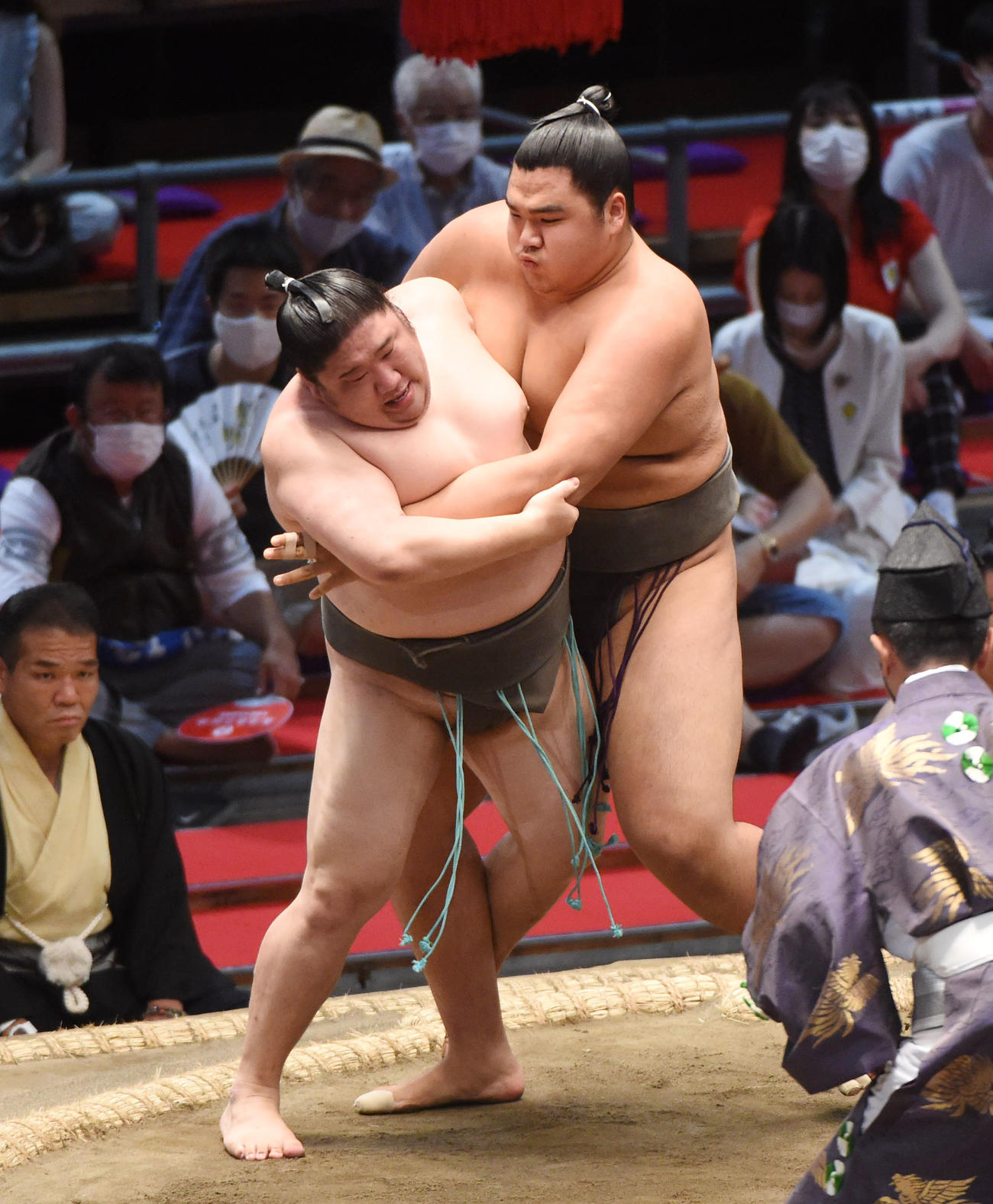 靏林（左）を寄り切りで勝利の北青鵬（右）（撮影・森本幸一）