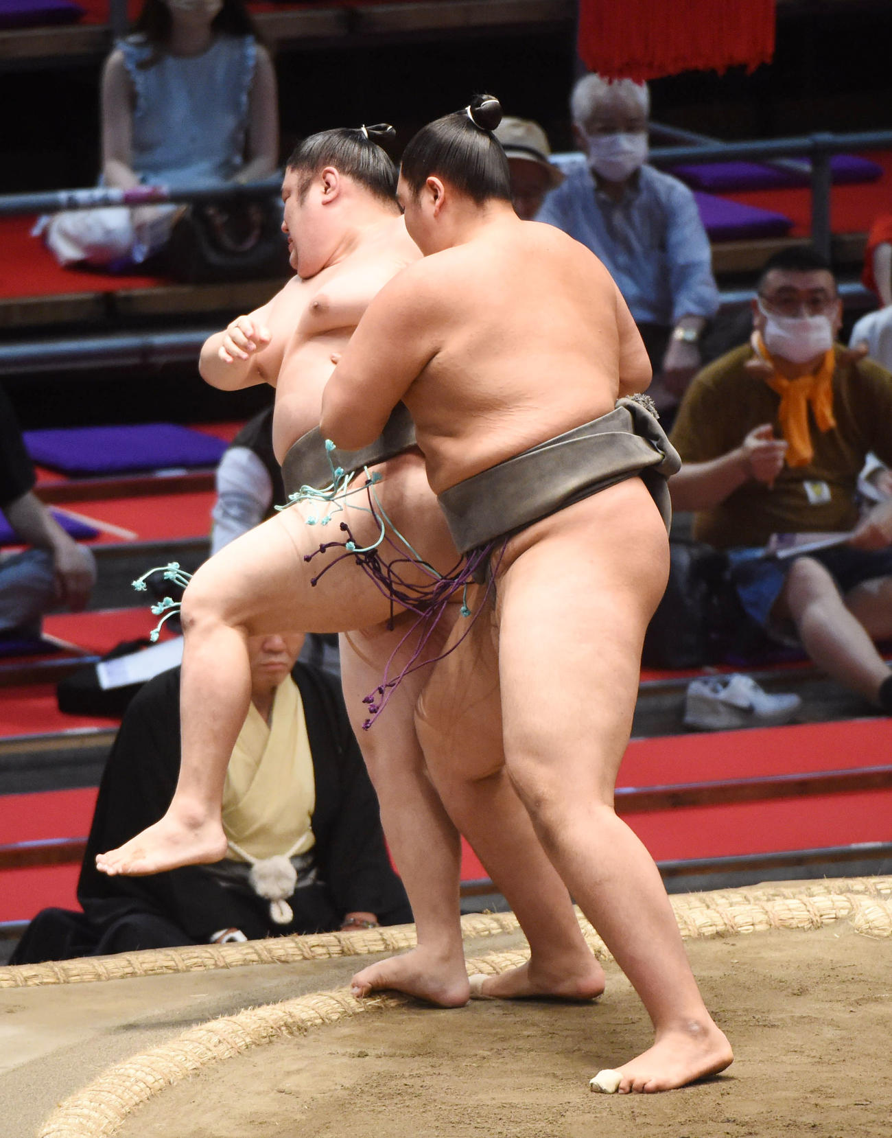 靏林（左）を寄り切りで勝利の北青鵬（右）（撮影・森本幸一）