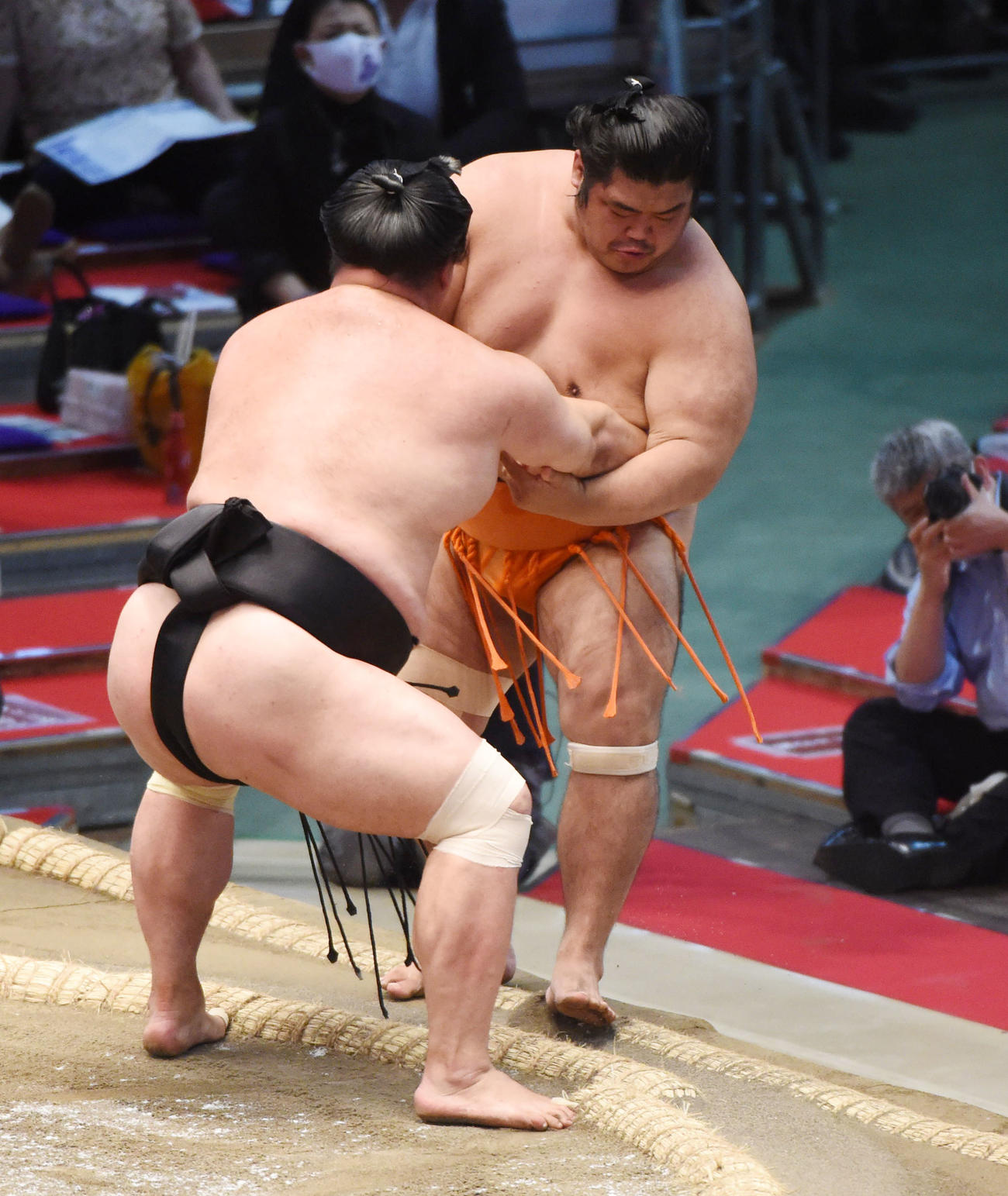 大相撲名古屋場所9日目　志摩ノ海（右）に寄りきりで勝利の妙義龍（左）（撮影・森本幸一）