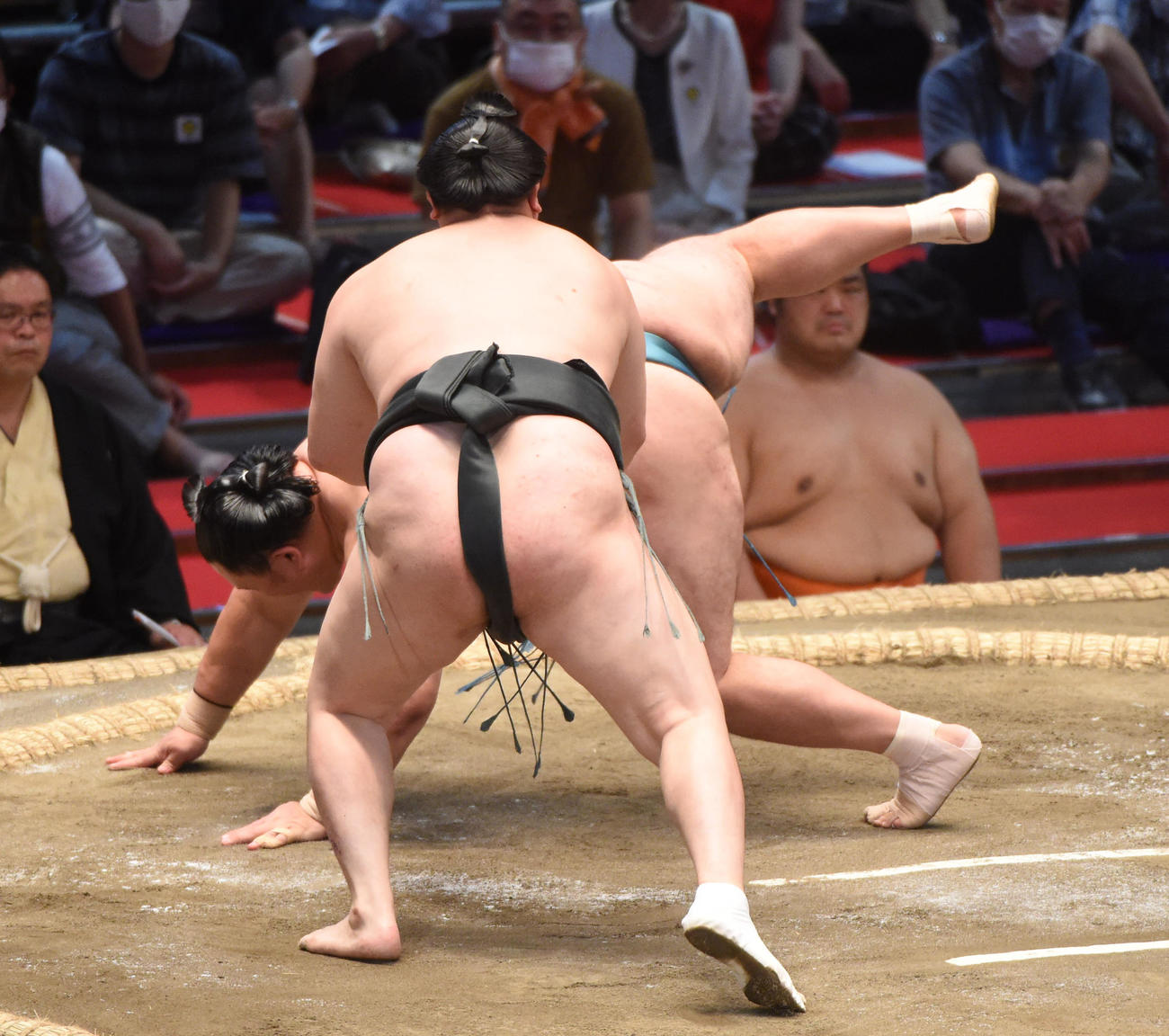 大相撲名古屋場所9日目　玉鷲（奥）にはたき込みで勝利の千代翔馬（手前）（撮影・森本幸一）