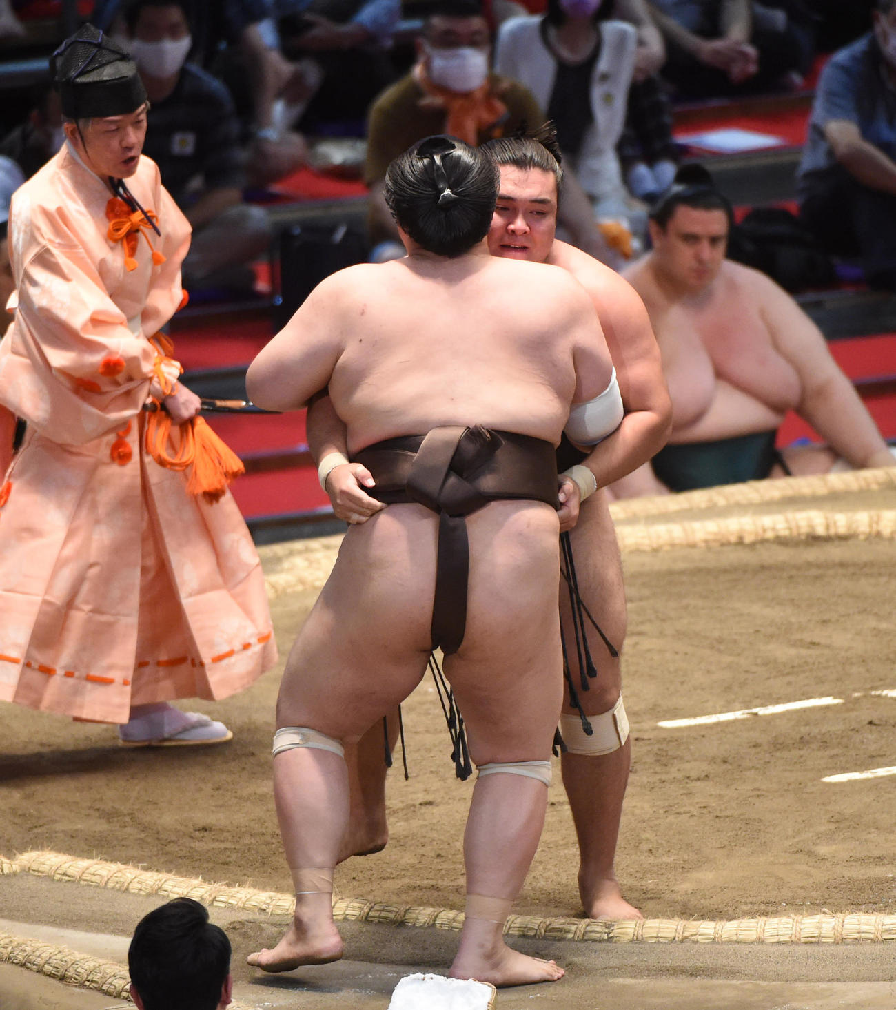 大相撲名古屋場所9日目　英乃海（手前）に寄りきりで勝利の霧馬山（奥）（撮影・森本幸一）
