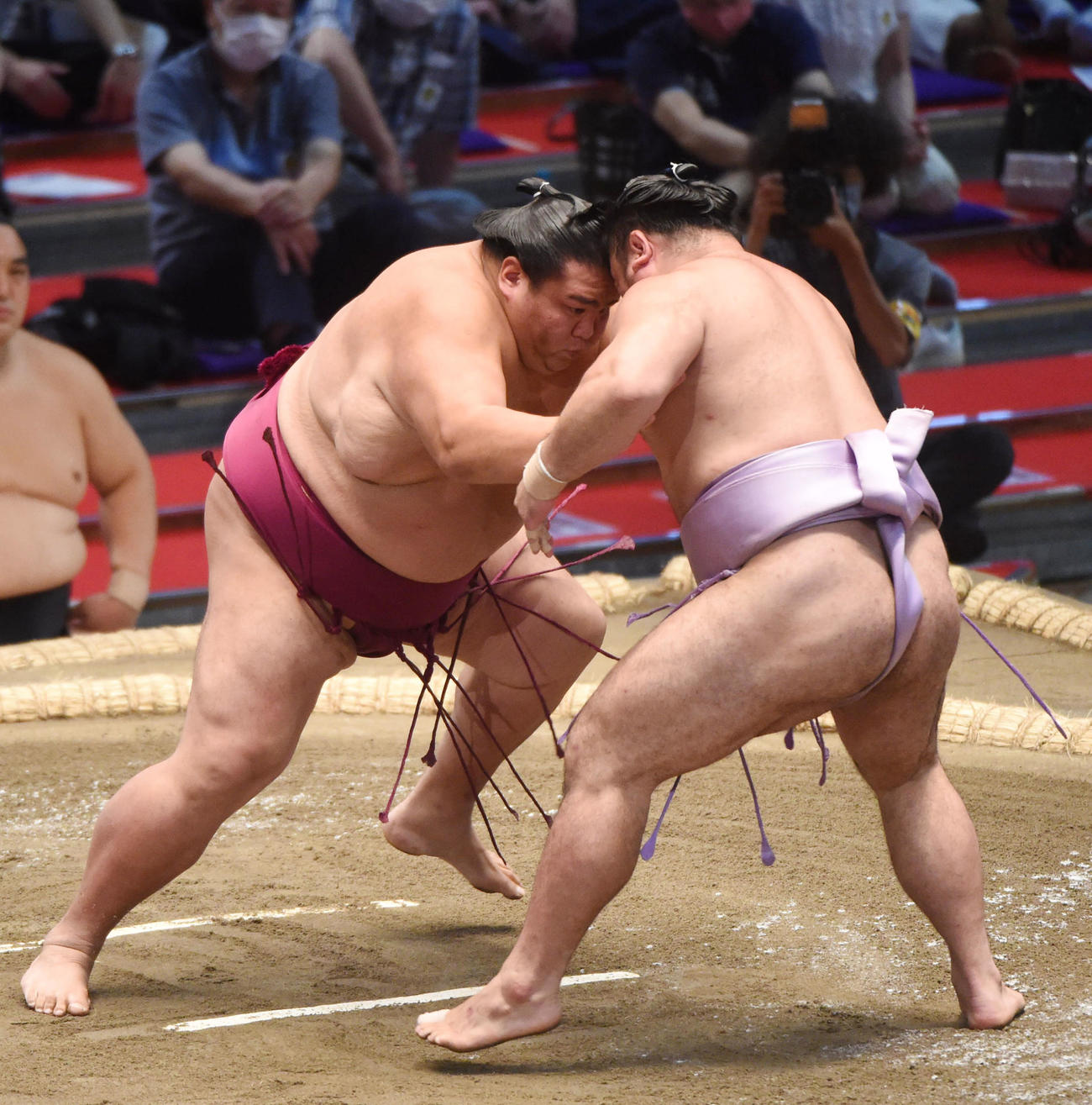 大相撲名古屋場所9日目　琴恵光（右）に押し出しで勝利の御嶽海（左）（撮影・森本幸一）