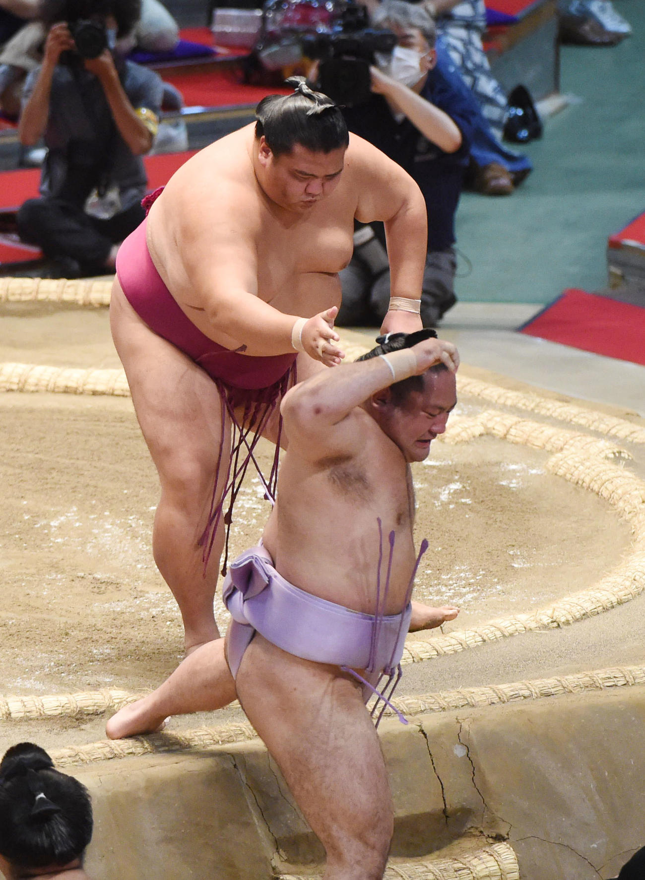 大相撲名古屋場所9日目　琴恵光（手前）に押し出しで勝利の御嶽海（奥）（撮影・森本幸一）