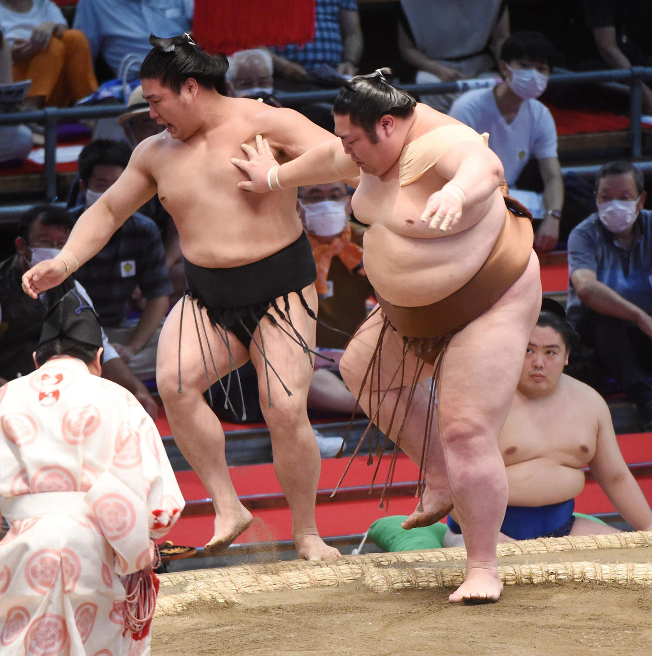 大相撲名古屋場所9日目　若元春（左）に押し出しで勝利の剣翔（右）（撮影・森本幸一）