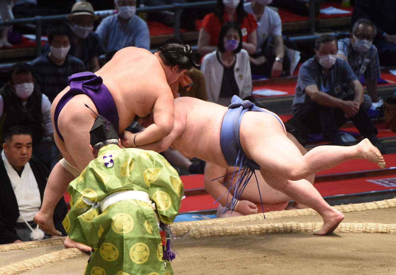 大相撲名古屋場所9日目　明生（左）に押し出しで勝利の正代（右）（撮影・森本幸一）