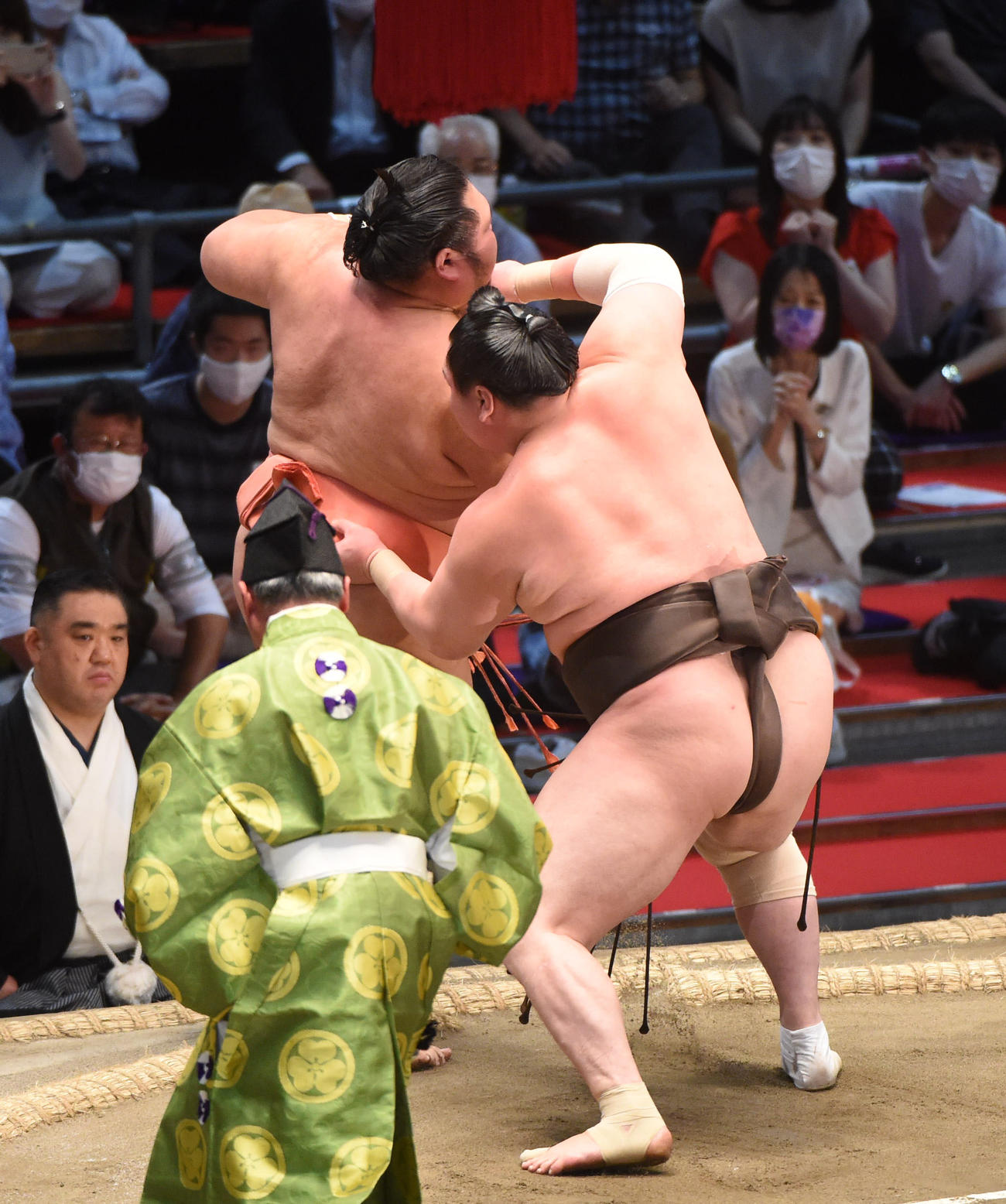 大相撲名古屋場所9日目　千代大龍（左）に寄りきりで勝利の白鵬（右）（撮影・森本幸一）