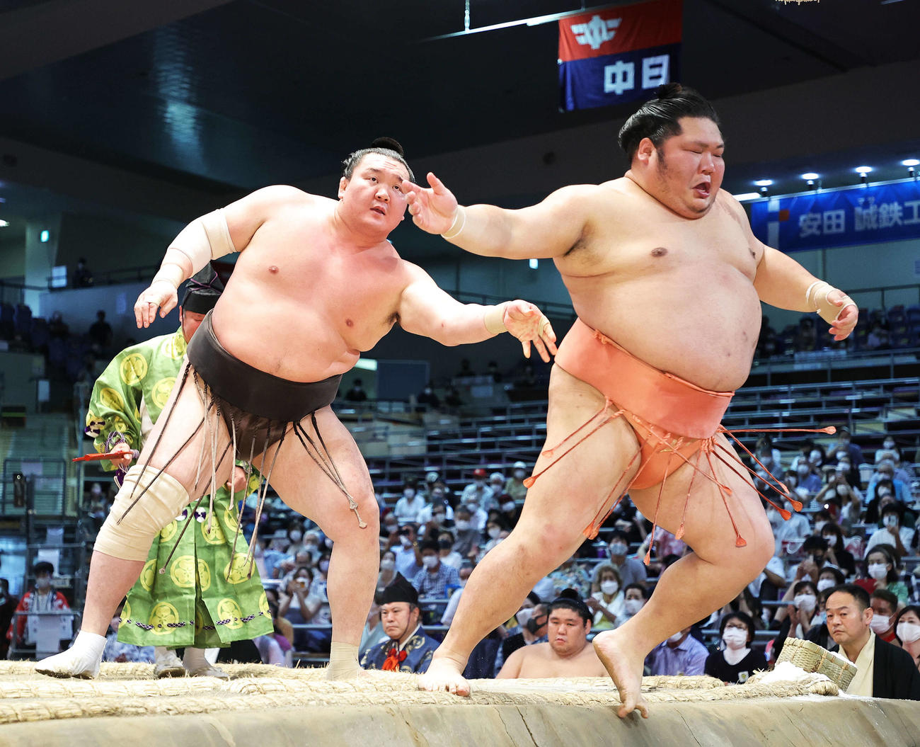 千代大龍（右）を寄り切りで下す白鵬（撮影・河田真司）