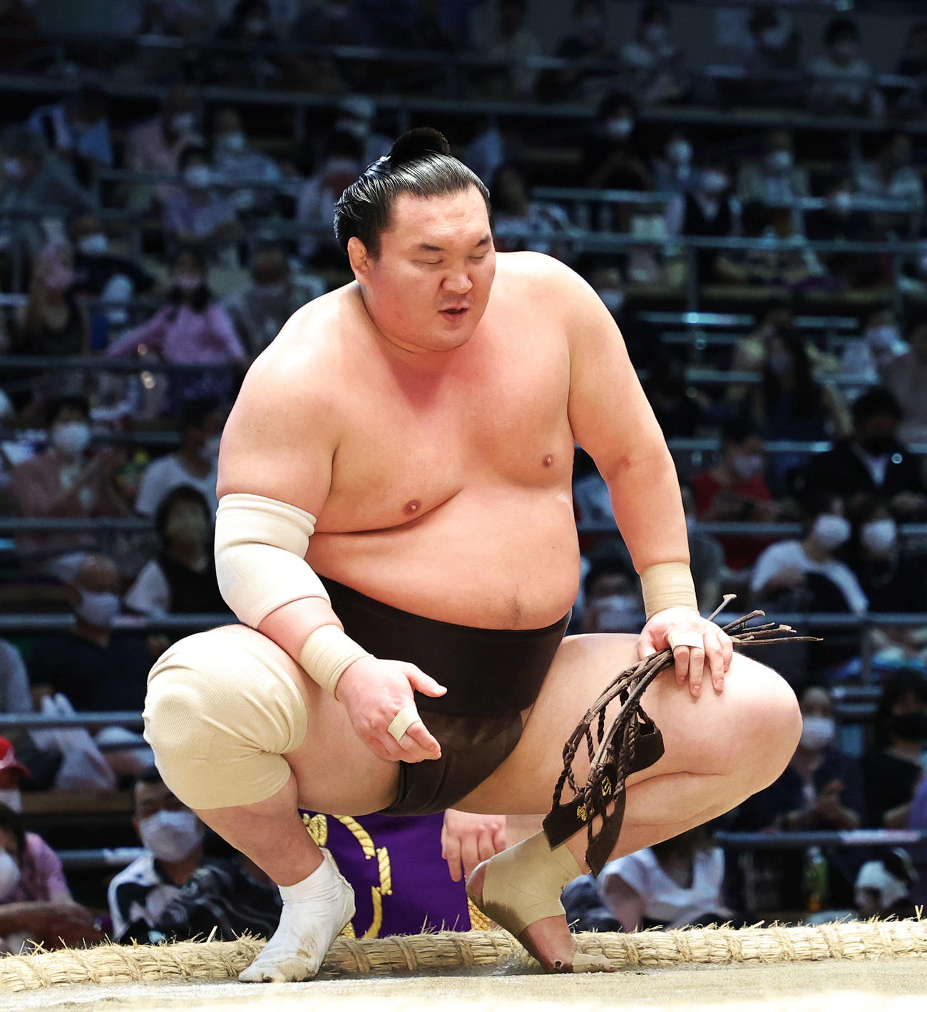 千代大龍を寄り切りで下し、勝ち名乗りを受ける白鵬（撮影・河田真司）