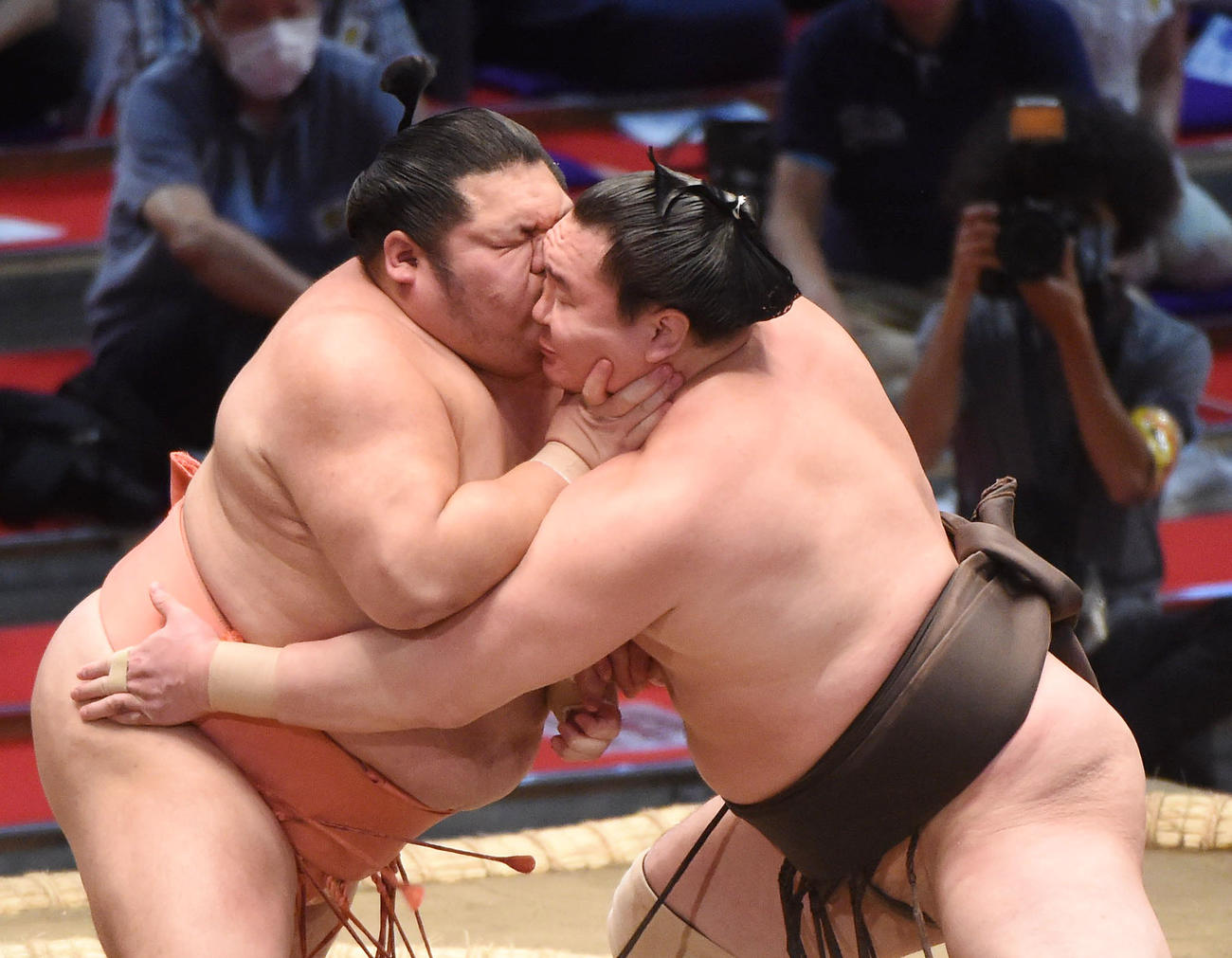 大相撲名古屋場所9日目　千代大龍（左）と激しくぶつかり合う白鵬（右）（撮影・森本幸一）