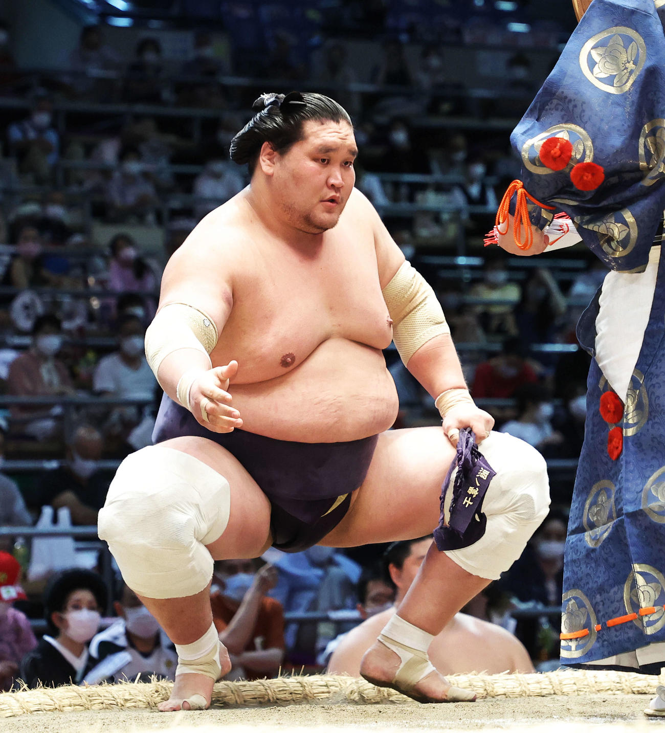 隠岐の海を寄り切り、勝ち名乗りを受ける照ノ富士（撮影・河田真司）