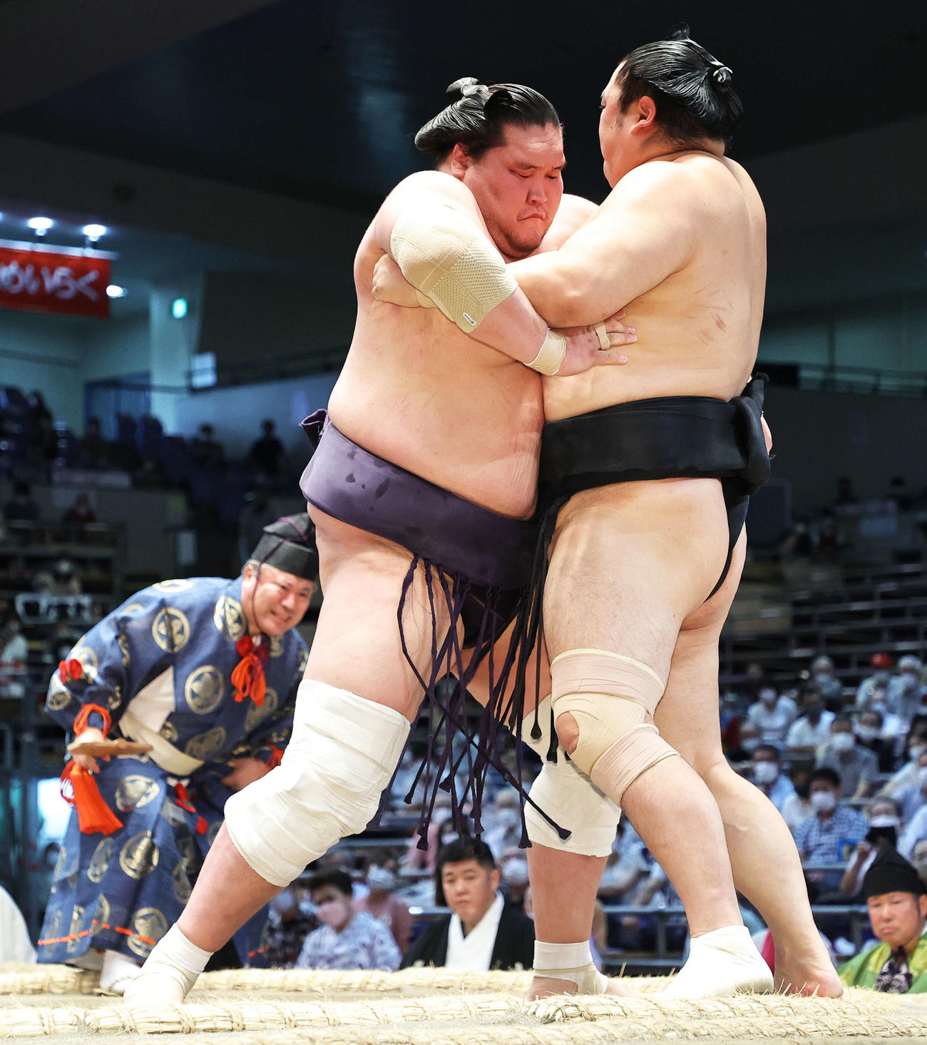 隠岐の海（右）を土俵際に追い込む照ノ富士（撮影・河田真司）