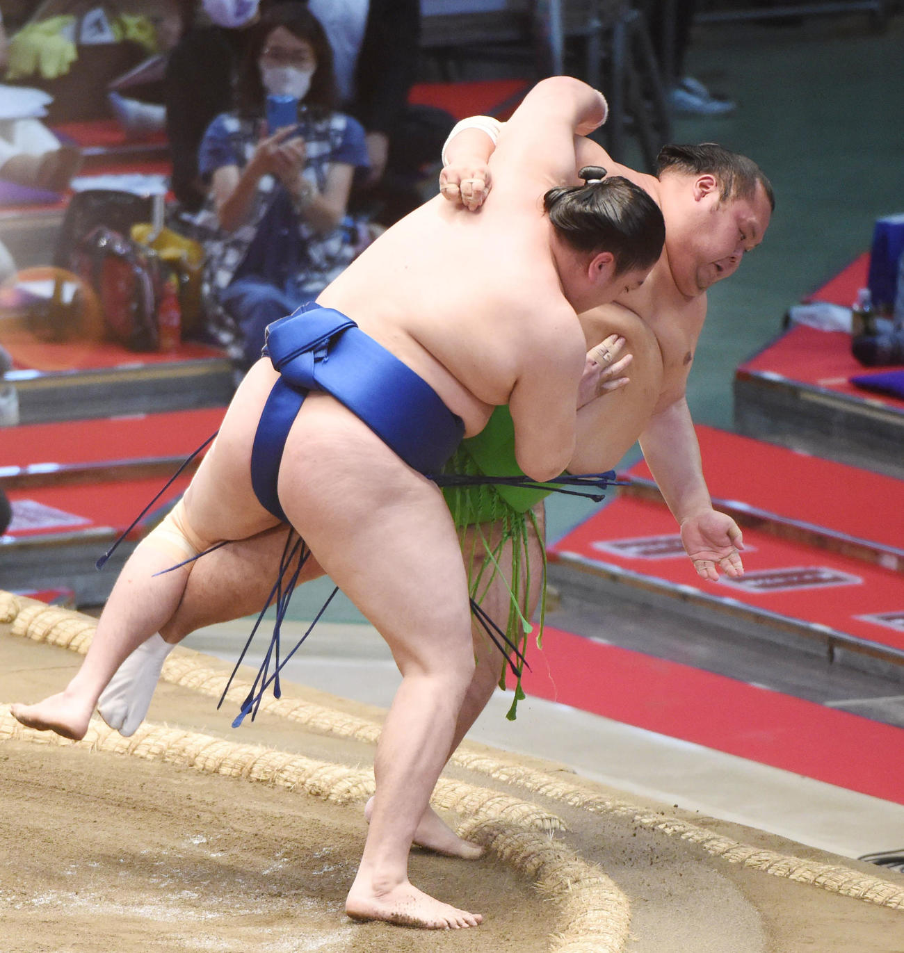 大相撲名古屋場所9日目　千代丸（右）に寄りきりで勝利の一山本（左）（撮影・森本幸一）