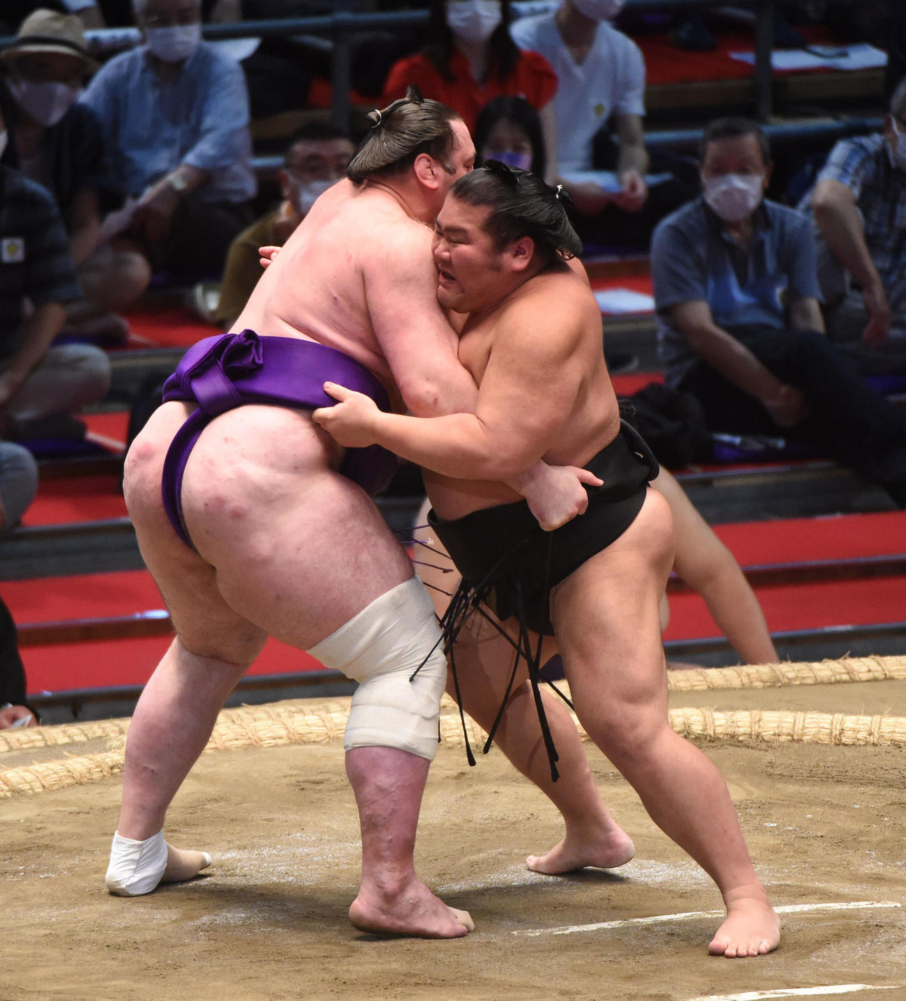 大相撲名古屋場所9日目　栃ノ心（左）に寄りきりで勝利の千代の皇（右）（撮影・森本幸一）