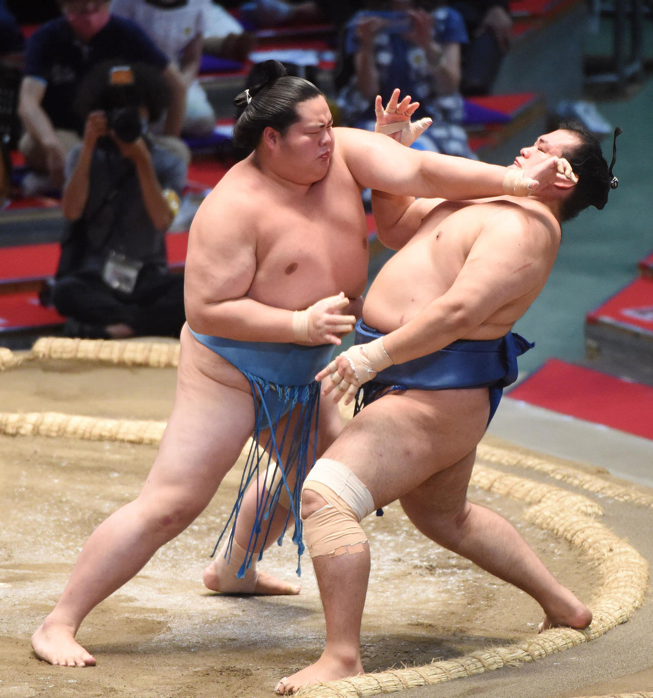 大相撲名古屋場所9日目　千代の国（右）に突き出しで勝利の琴ノ若（左）（撮影・森本幸一）