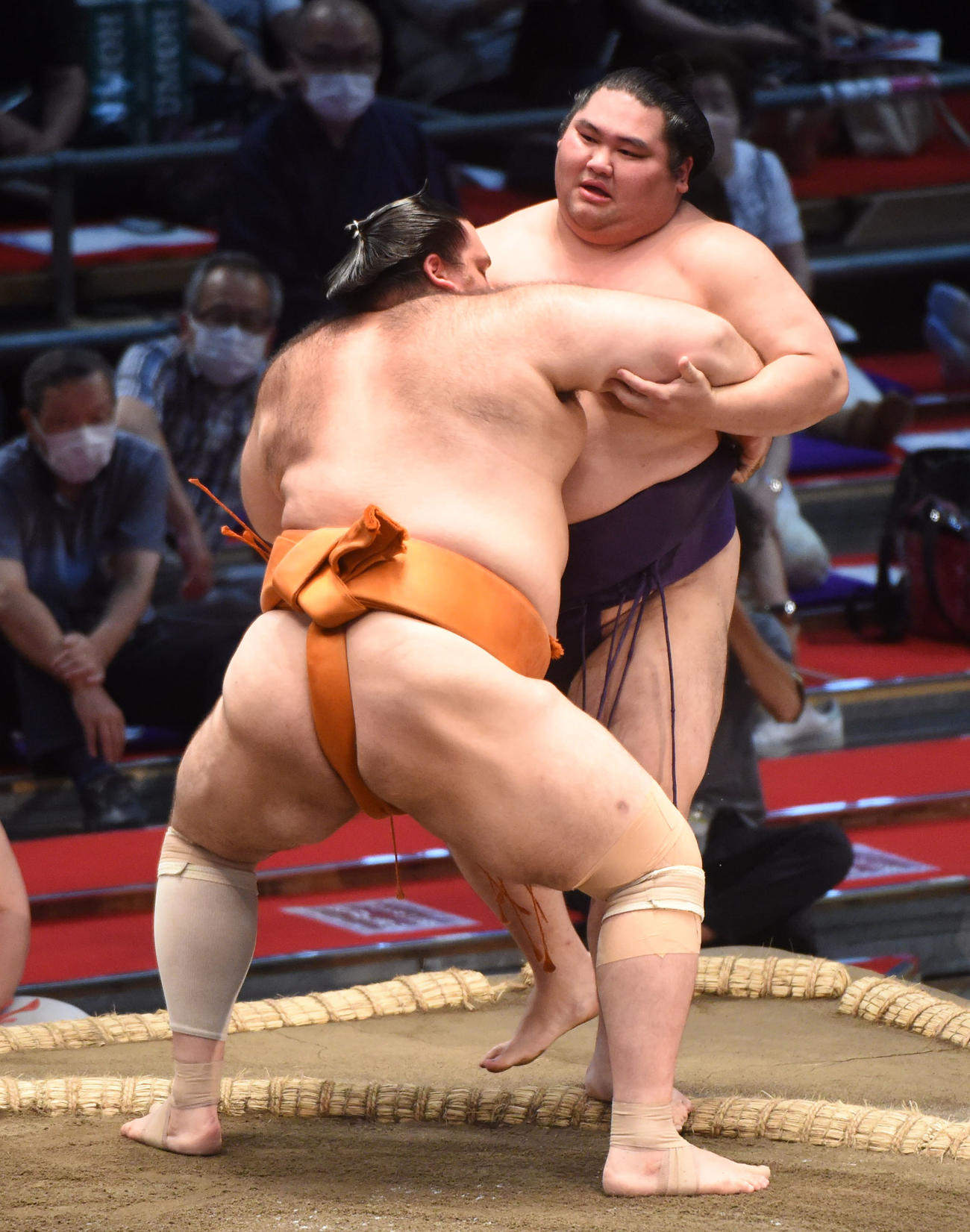 大相撲名古屋場所9日目　大奄美（右）に寄りきりで勝利の魁聖（左）（撮影・森本幸一）