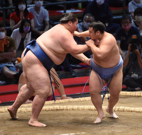 大相撲名古屋場所9日目 翔猿(右)に押し出しで勝利の逸ノ城(左)(撮影・森本幸一)