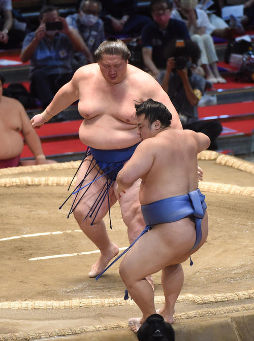 大相撲名古屋場所9日目 翔猿(手前)に押し出しで勝利の逸ノ城(奥)(撮影・森本幸一)