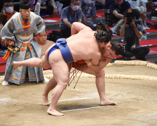大相撲名古屋場所9日目 若隆景(手前)に下手投げで勝利の豊昇龍(奥)(撮影・森本幸一)