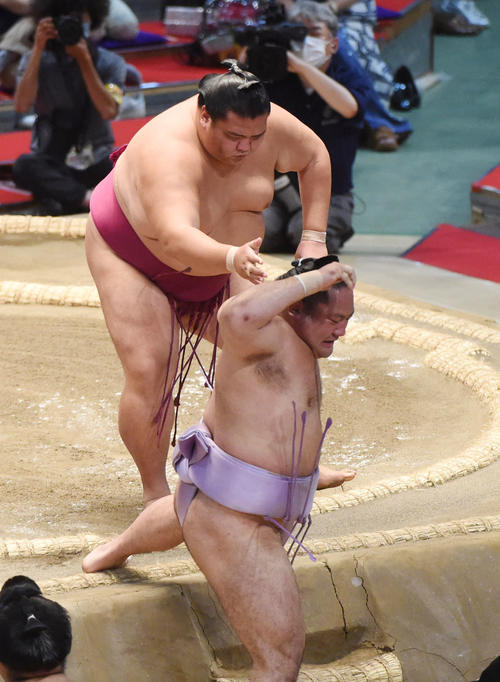 大相撲名古屋場所9日目 琴恵光(手前)に押し出しで勝利の御嶽海(奥)(撮影・森本幸一)