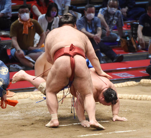 大相撲名古屋場所9日目 北勝富士(奥)にはたき込みで勝利の高安(手前)(撮影・森本幸一)