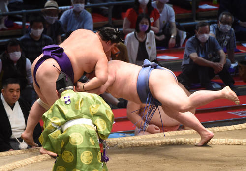 大相撲名古屋場所9日目 明生(左)に押し出しで勝利の正代(右)(撮影・森本幸一)