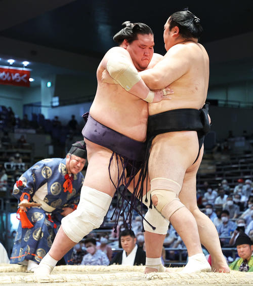 隠岐の海(右)を土俵際に追い込む照ノ富士(撮影・河田真司)