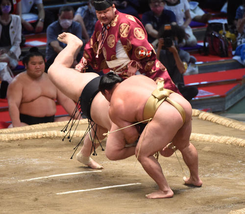 大相撲名古屋場所9日目 輝に肩すかしで勝利の石浦(右)(撮影・森本幸一)