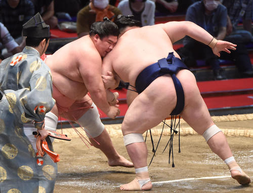 大相撲名古屋場所9日目 宝富士(右)にとったりで勝利の宇良(中央)(撮影・森本幸一)
