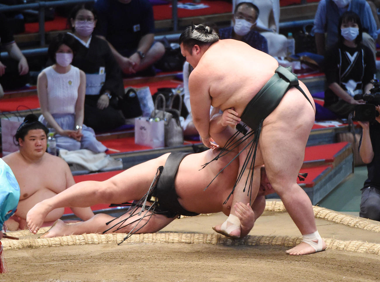 大相撲名古屋場所10日目　千代ノ皇（左）にはたき込みで勝利の豊山（右）（撮影・森本幸一）