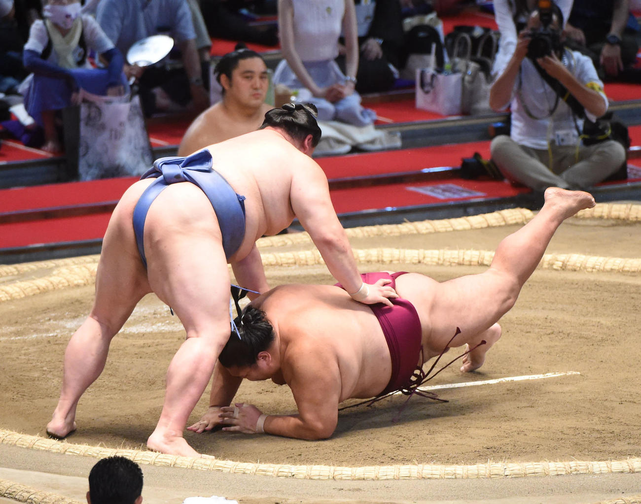 大相撲名古屋場所10日目　御嶽海（右）にはたき込みで勝利の正代（左）（撮影・森本幸一）