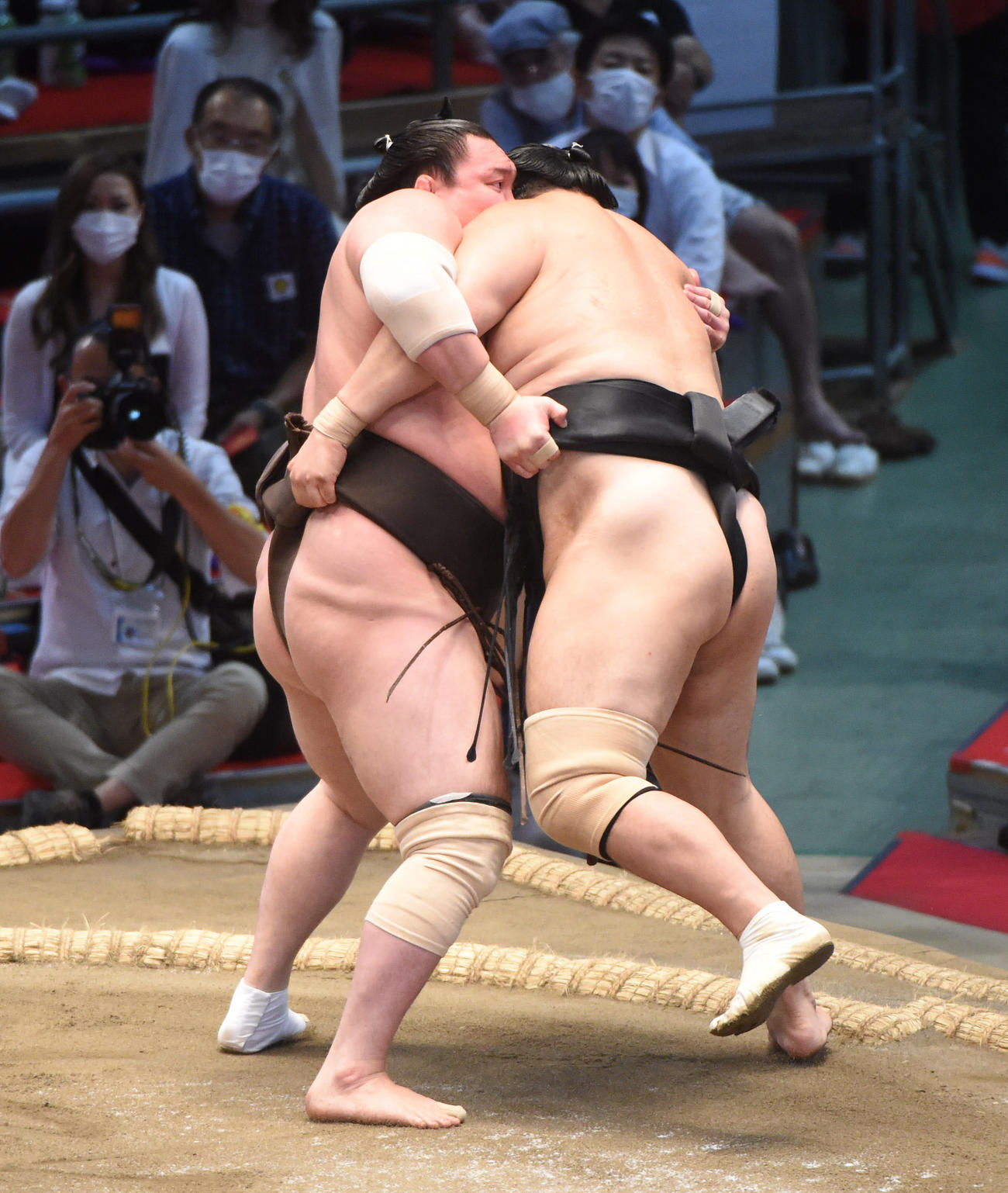 大相撲名古屋場所10日目　隠岐の海（右）に寄りきりで勝利の白鵬（左）（撮影・森本幸一）