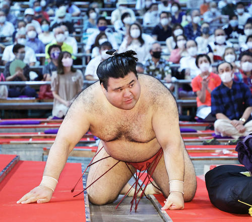 若隆景を突き落としで破り、土俵下に落ちる高安（撮影・河田真司）