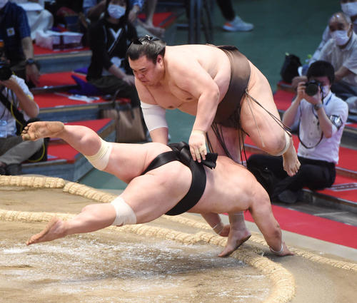 大相撲名古屋場所10日目　妙義龍（下）にはたき込みで勝利の英乃海（上）（撮影・森本幸一）