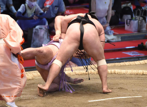 大相撲名古屋場所10日目　琴恵光（左）に上手投げで勝利の霧馬山（右）（撮影・森本幸一）