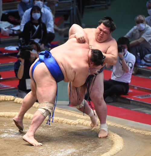 大相撲名古屋場所10日目　阿武咲（右）に寄りきりで勝利の北勝富士（左）（撮影・森本幸一）