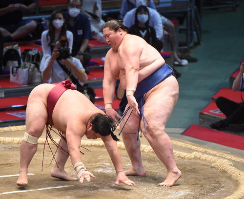 大相撲名古屋場所10日目　大栄翔（左）に突き落としで勝利の逸ノ城（右）（撮影・森本幸一）