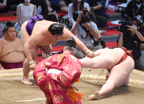 大相撲名古屋場所10日目　隆の勝（右）にはたき込みで勝利の明生（左）（撮影・森本幸一）