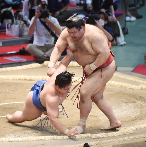 大相撲名古屋場所10日目　若隆景（左）に突き落としで勝利の高安（右）（撮影・森本幸一）