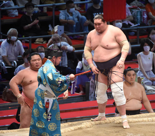 大相撲名古屋場所10日目　千代大龍（左）に寄りきりで勝利の照ノ富士（右）（撮影・森本幸一）