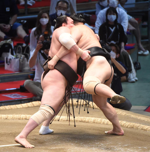 大相撲名古屋場所10日目　隠岐の海（右）に寄りきりで勝利の白鵬（左）（撮影・森本幸一）