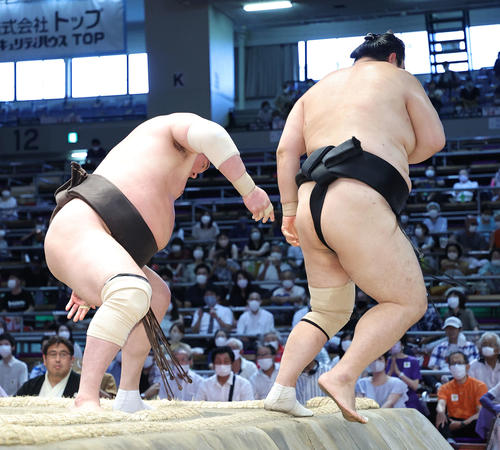 隠岐の海（右）を寄り切りで下す白鵬（撮影・河田真司）
