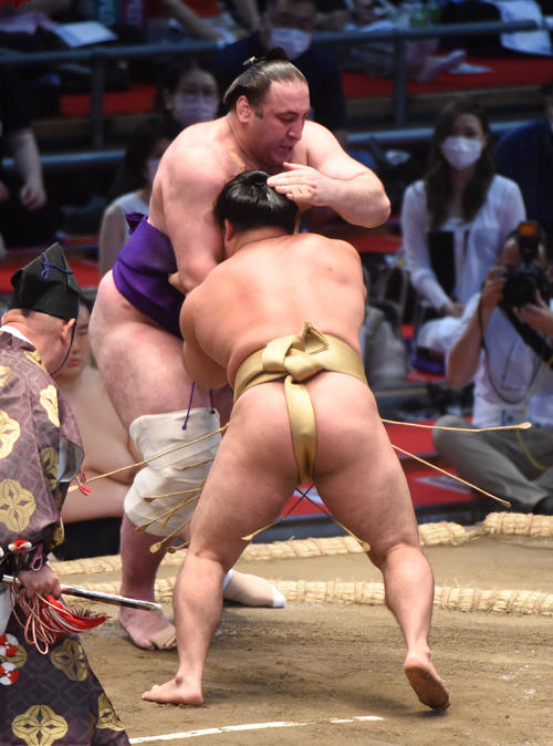 大相撲名古屋場所10日目　栃ノ心（奥）に寄りきりで勝利の石浦（手前）（撮影・森本幸一）