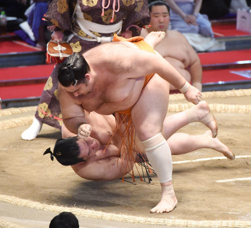 大相撲名古屋場所10日目　輝（左）に引き落としで勝利の魁聖（右）（撮影・森本幸一）
