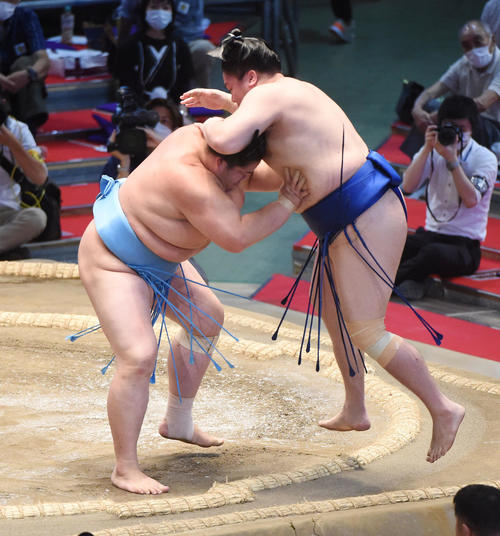 大相撲名古屋場所10日目　一山本（右）に寄りきりで勝利の琴ノ若（左）（撮影・森本幸一）