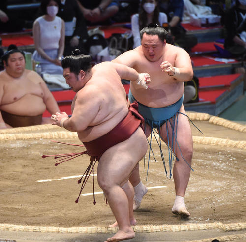 大相撲名古屋場所10日目　徳勝龍（手前）に送り出しで勝利の玉鷲（奥）（撮影・森本幸一）