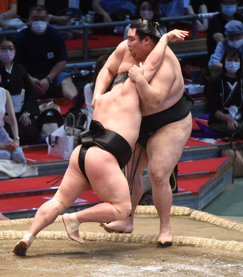 大相撲名古屋場所10日目　大奄美（右）に押し出しで勝利の照強（左）（撮影・森本幸一）