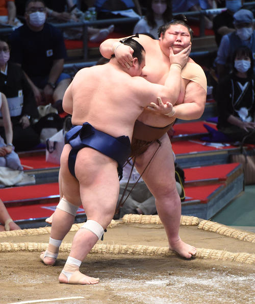 大相撲名古屋場所10日目　剣翔（右）に寄りきりで勝利の宝富士（左）（撮影・森本幸一）